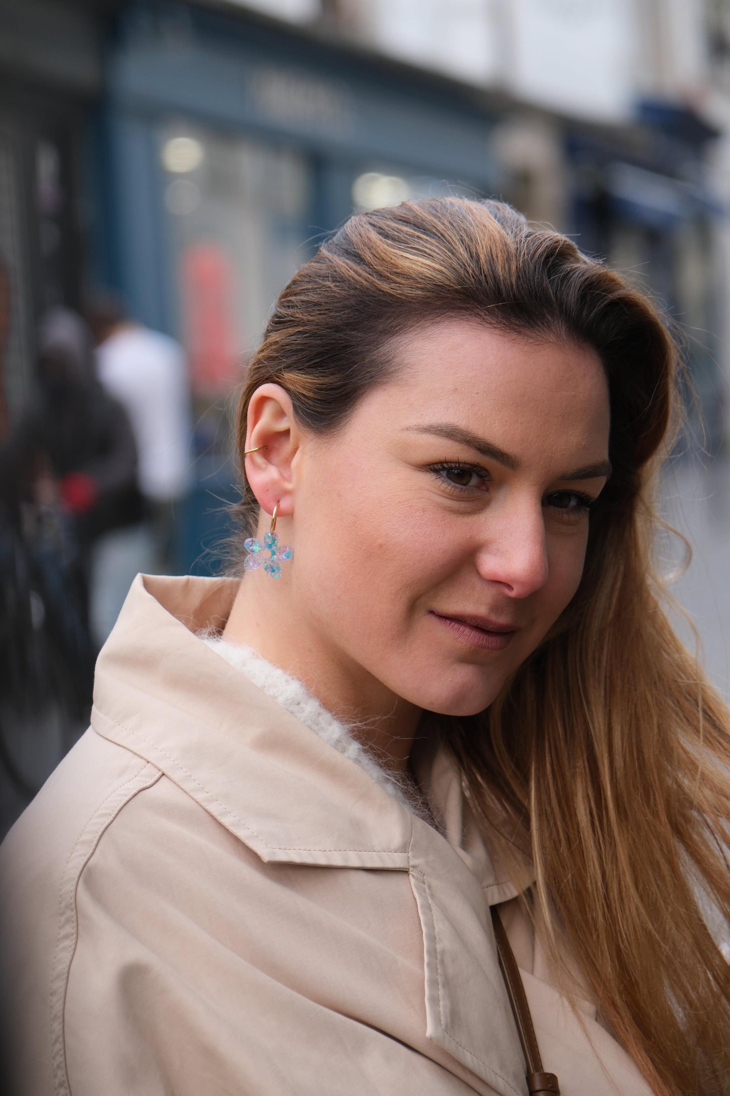 Boucles d'Oreilles Créoles Fleurs Pailletées