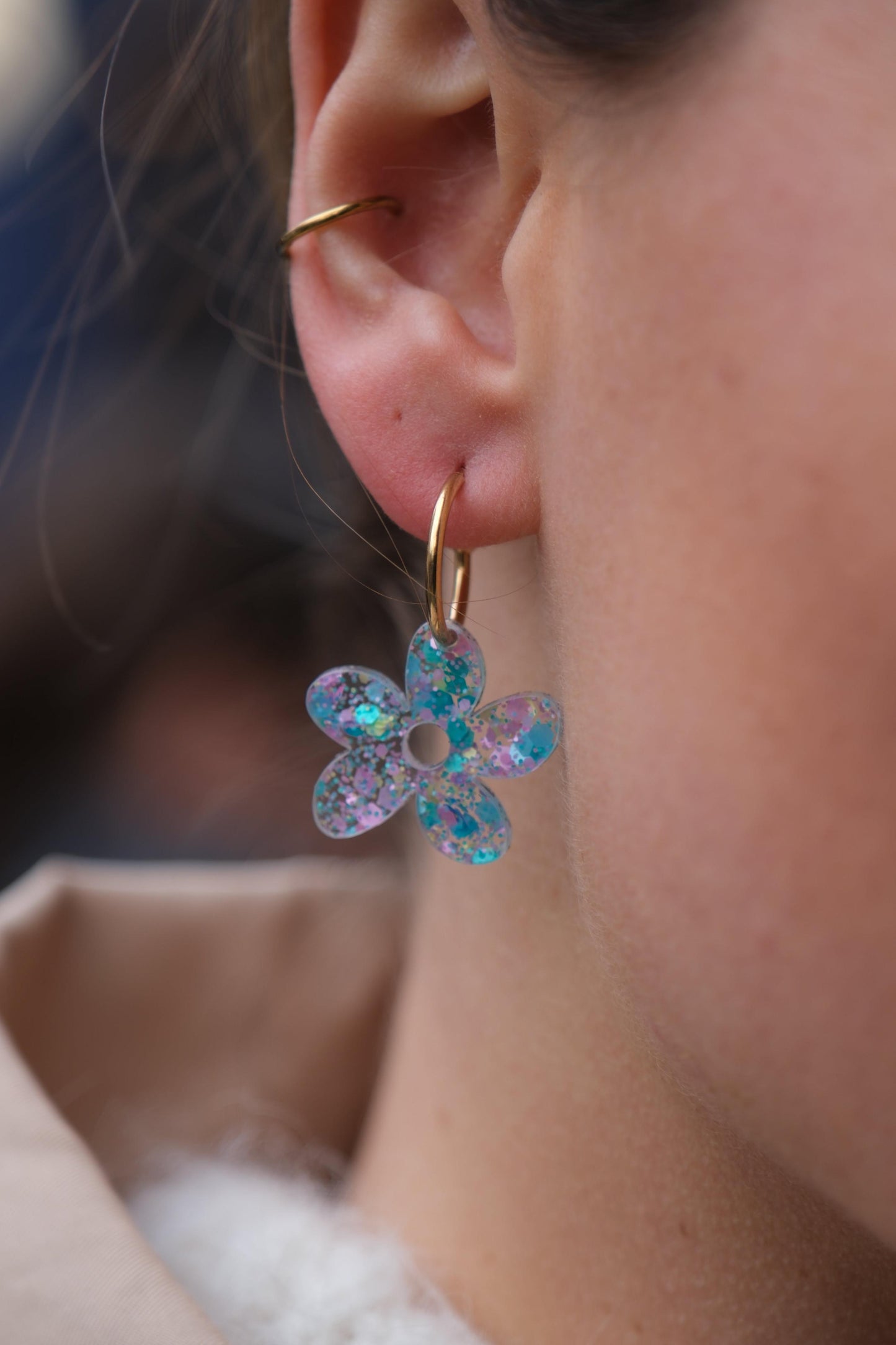 Boucles d'Oreilles Créoles Fleurs Pailletées