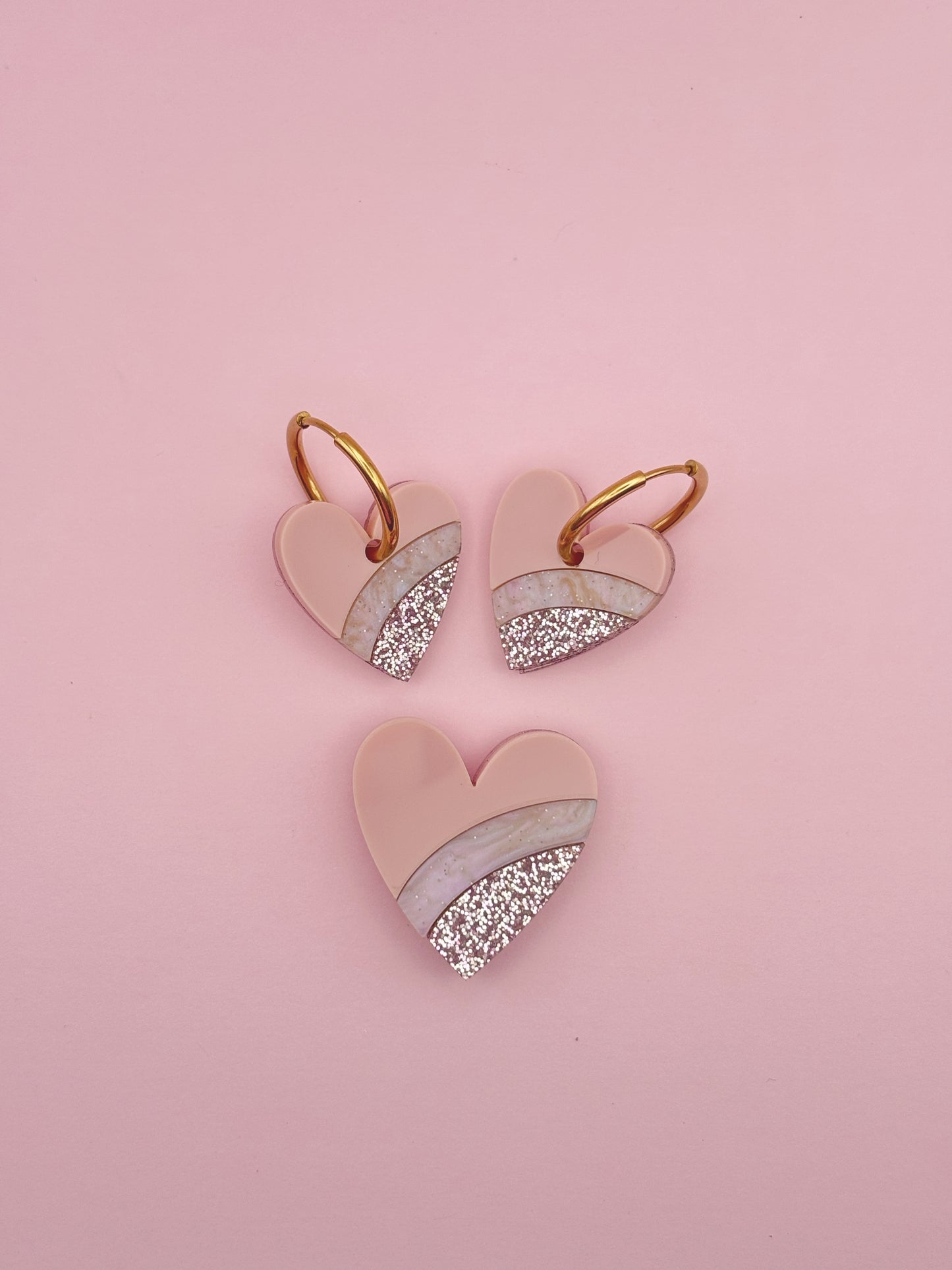 Coffret Boucles d'Oreilles + Broche Coeurs Arc-En-Ciel